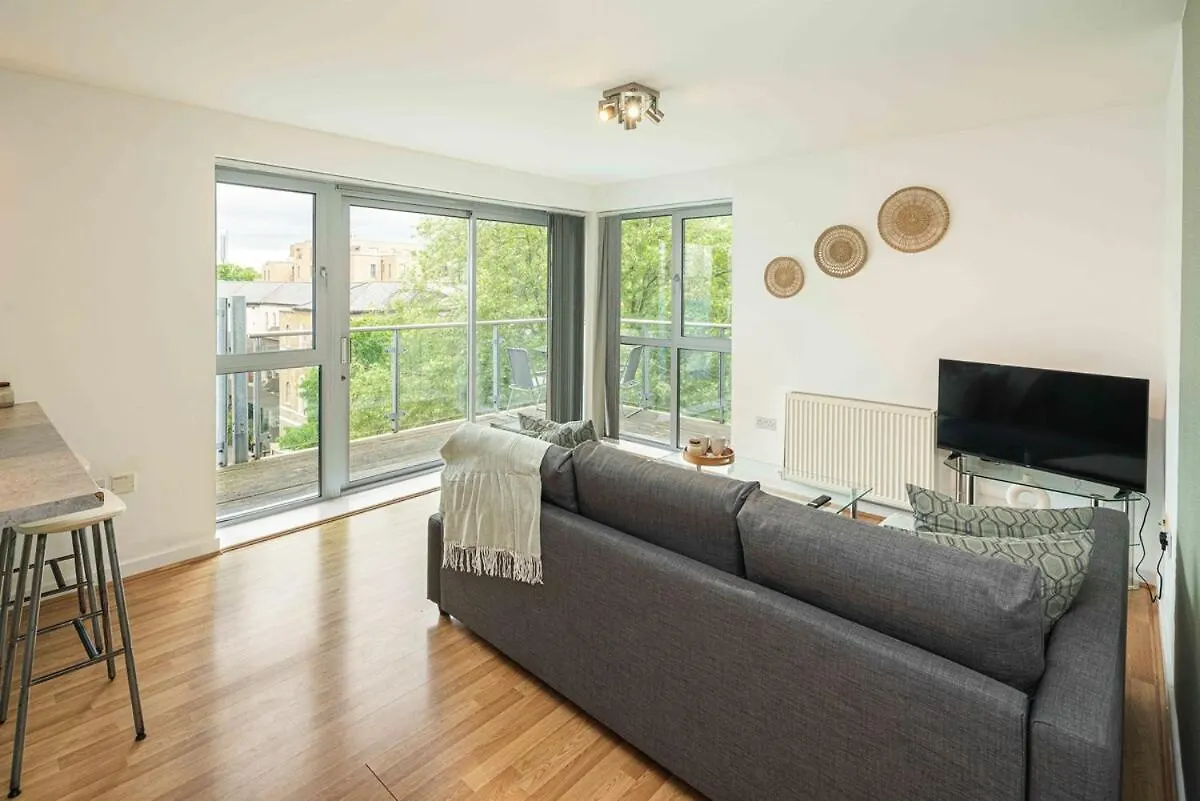 Stylish 2-Bed With Stunning View Apartment London