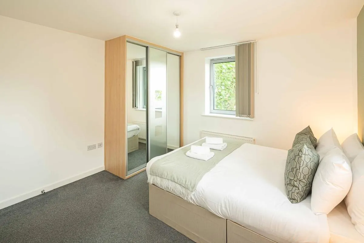 Stylish 2-Bed With Stunning View Apartment London