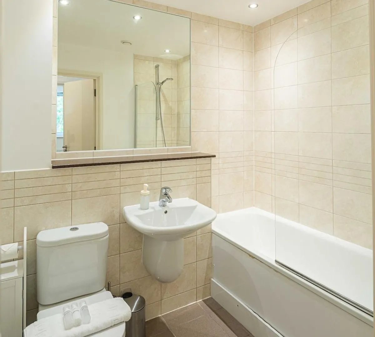 Stylish 2-Bed With Stunning View Apartment London