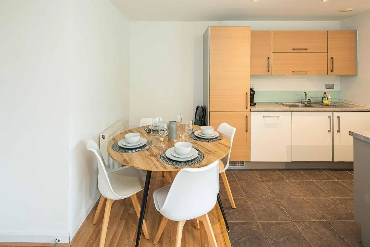 Stylish 2-Bed With Stunning View Apartment London