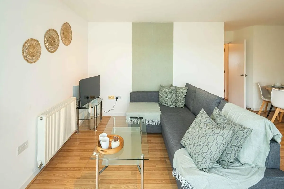 Stylish 2-Bed With Stunning View Apartment London