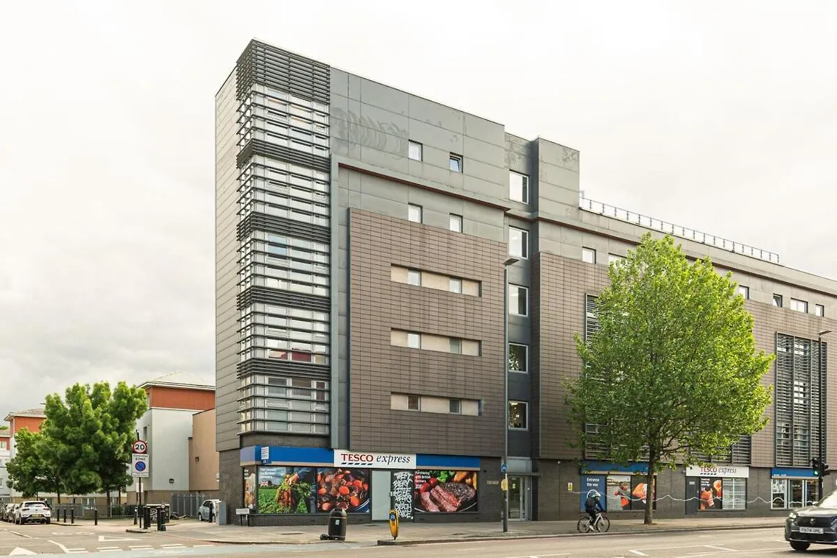 Stylish 2-Bed With Stunning View Apartment London